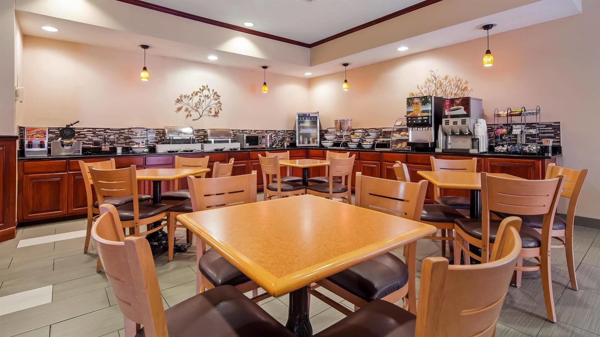 Best Western Plus Kansas City Airport - Kci East Екстериор снимка